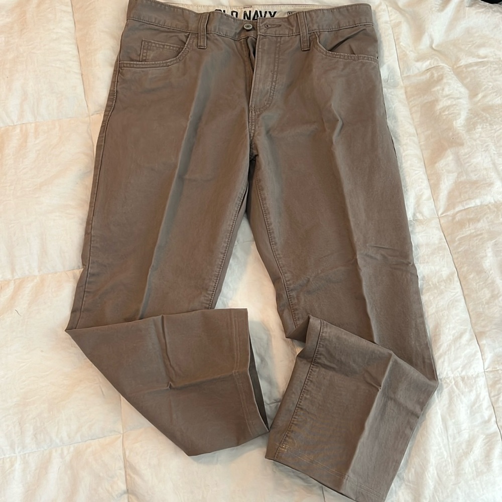 New without tags, Old Navy men’s khakis. 32 inch waist.